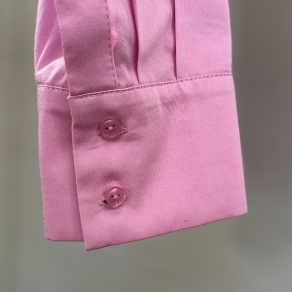 H&M pink cotton v-neck long sleeve blouse w/ ruffle detail on shoulders. Size 4 - Picture 5 of 10